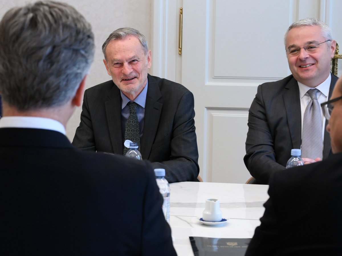 U Banskim dvorima susreli smo se s autorima izložbe „U početku bijaše kraljevstvo”. U povodu 1100. obljetnice Hrvatskog Kraljevstva, koju je proglasio Hrvatski sabor, izložba u galeriji Klovićevi dvori svjedoči o tisućljetnom kontinuitetu državnosti, kulture i jezika, kao i
