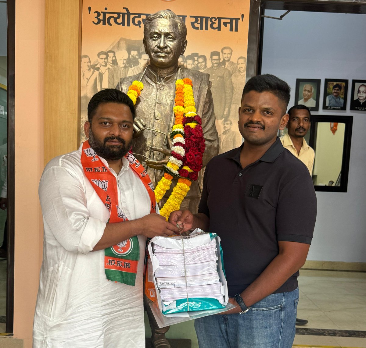 भारतीय जनता पार्टी अनुसूचित जाती मोर्चा, महाराष्ट्र प्रदेश अध्यक्षपदी आमचे मार्गदर्शक व मोठे बंधू मा. विश्वजीत दादा गायकवाड यांची नियुक्ती झाल्याबद्दल आज भाजपा प्रदेश कार्यालय, मुंबई येथे सदिच्छा भेट घेऊन मनःपूर्वक अभिनंदन केले. 💐