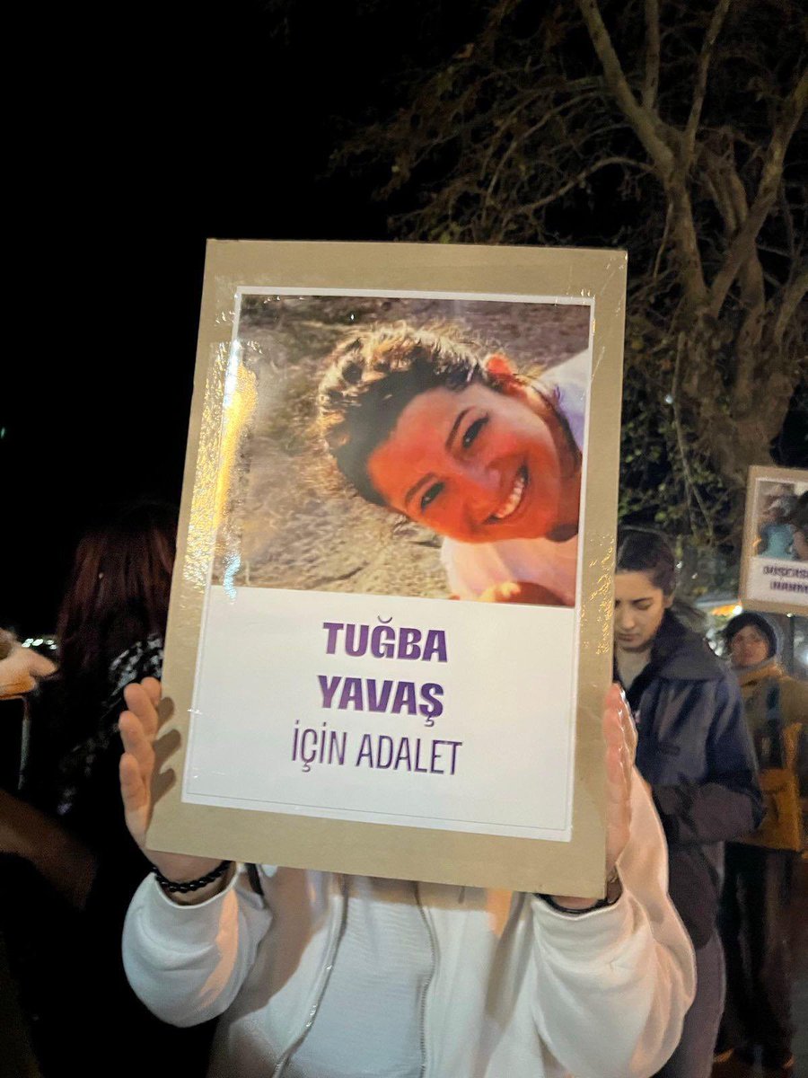 09.04.2026 14:00 da yeniden duruşma görülecek ama…
Yüksekten düşme… İntihar mı, itme mi?

Çanakkale 2. Asliye Ceza Mahkemesi’nde görülen dosyada, olay yerinde canlandırmalı keşif yapılmadan karar aşamasına geçiliyor.

Oysa dosyada ciddi çelişkiler var:
•Otopsi bulguları ile