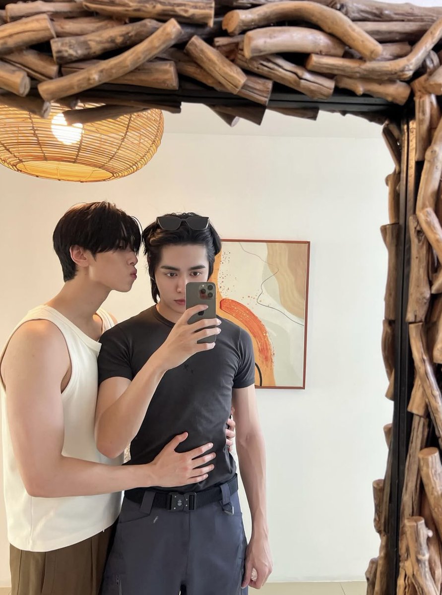 katiemeyreed's tweet photo. me loving whorever is goin on here : menwhile joong and aou😭😭😭 https://t.co/swck5v6fTZ