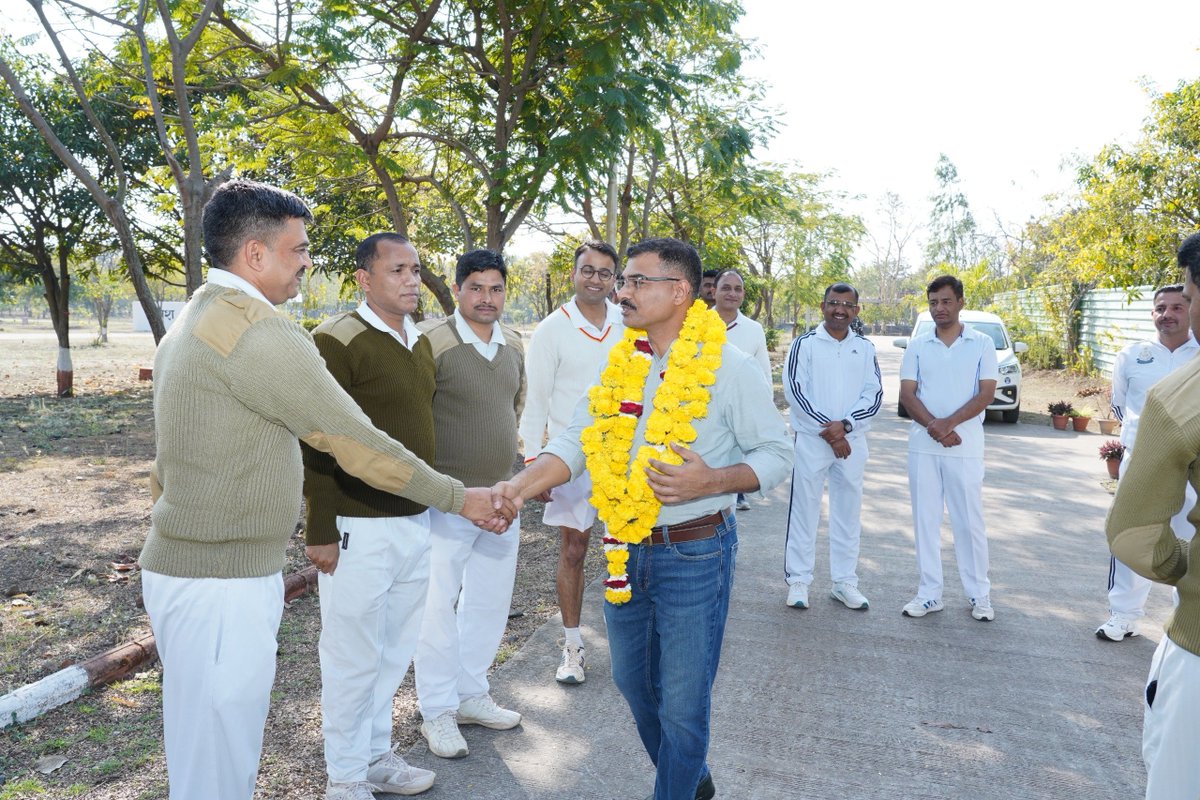 AcademySsb's tweet photo. आज श्री अजीत सिंह राठौड़, उपमहानिरीक्षक को श्री बी एस जसवाल उपमहानिरीक्षक, कार्यवाहक निदेशक अकादमी भोपाल, अन्य अधिकारियों तथा समस्त कर्मचारियों द्वारा उनके नये कार्यस्थल बल मुख्यालय, नई दिल्ली हेतु स्थानांतरण पर विदा किया गया ।
छायाचित्र: https://t.co/kOhYEKIIk5