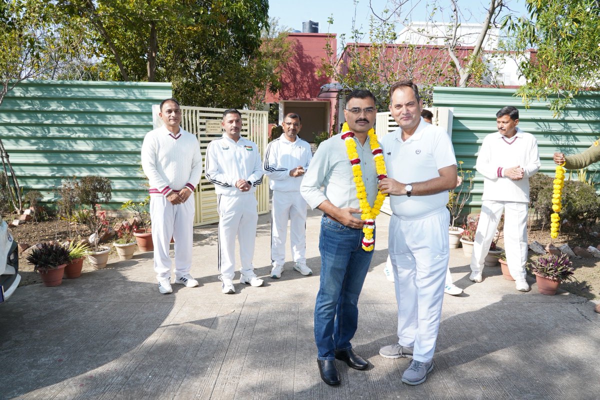 AcademySsb's tweet photo. आज श्री अजीत सिंह राठौड़, उपमहानिरीक्षक को श्री बी एस जसवाल उपमहानिरीक्षक, कार्यवाहक निदेशक अकादमी भोपाल, अन्य अधिकारियों तथा समस्त कर्मचारियों द्वारा उनके नये कार्यस्थल बल मुख्यालय, नई दिल्ली हेतु स्थानांतरण पर विदा किया गया ।
छायाचित्र: https://t.co/kOhYEKIIk5