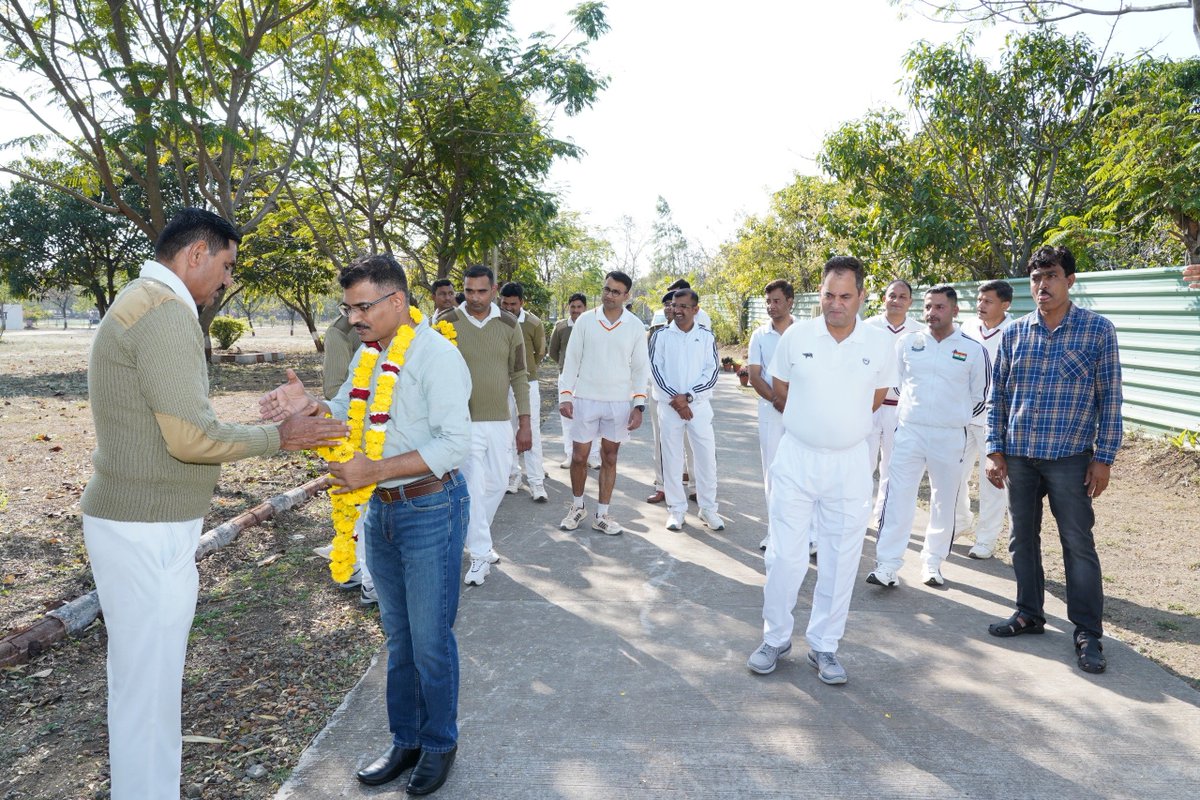 AcademySsb's tweet photo. आज श्री अजीत सिंह राठौड़, उपमहानिरीक्षक को श्री बी एस जसवाल उपमहानिरीक्षक, कार्यवाहक निदेशक अकादमी भोपाल, अन्य अधिकारियों तथा समस्त कर्मचारियों द्वारा उनके नये कार्यस्थल बल मुख्यालय, नई दिल्ली हेतु स्थानांतरण पर विदा किया गया ।
छायाचित्र: https://t.co/kOhYEKIIk5