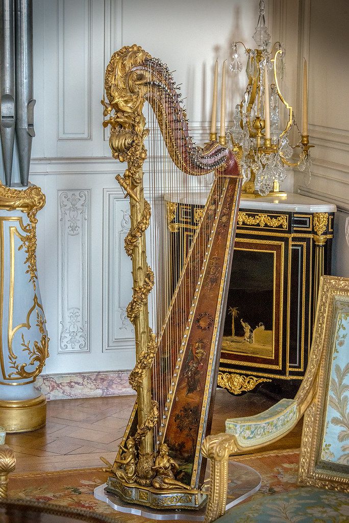 Fascinate_Hist's tweet photo. A harp that once belonged to the Queen of France, Marie Antoinette, a skilled harpist herself. https://t.co/Cl3JmSDiai