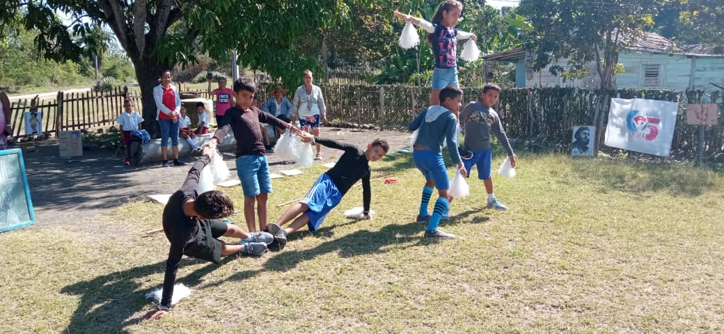 🤸‍♂️✨ Gran presentación de la composición gimnástica de la Juan Núñez, del combinado Bueycito. ¡Talento y disciplina desde la base! 💪🇨🇺 #InderBueyArriba #BueyArriba #ProvinciaGranma <a href="/CMontiller/">Osvaldo C. Vento Montiller</a> <a href="/DeporteBA78388/">Deporte para Todos Buey Arriba</a> <a href="/YudelkisOrtizB/">Yudelkis Ortiz Barceló</a> <a href="/BorgesOlivero/">Carlos Borges Oliveros</a> <a href="/VictorM63912788/">Victor Manuel Castellano Hernández</a>
