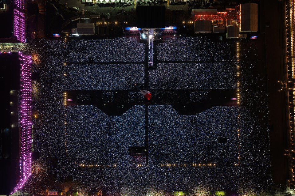 House_Mebarak's tweet photo. Shakira and her 400k attendees. 
That's it, that's the tweet. https://t.co/prBS63qZ8l