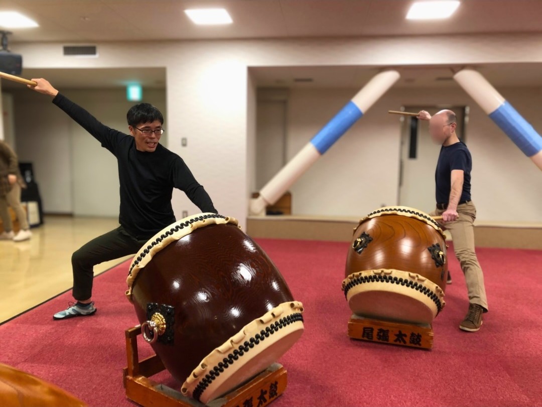 owaridaiko's tweet photo. 海外から来られた方への和太鼓体験を開催👍
いろんな種類の太鼓や打法を体験してもらい、大変喜んでいただけました☺ https://t.co/euJ75iKAkm
