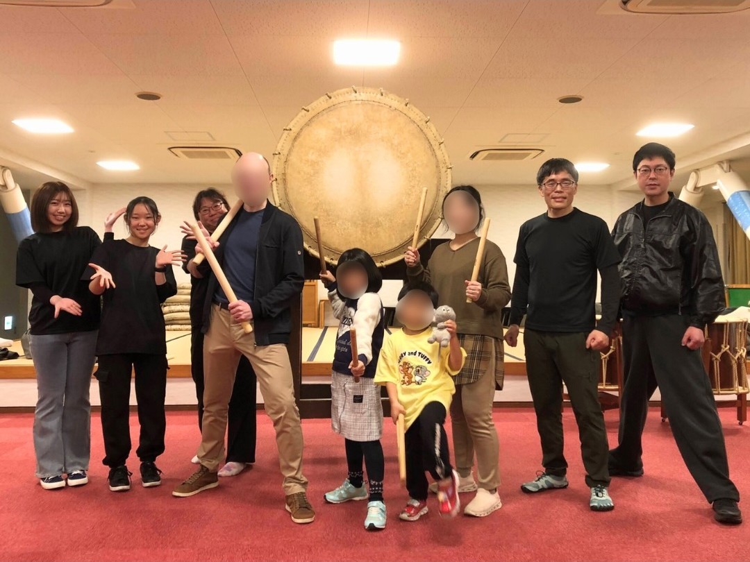 owaridaiko's tweet photo. 海外から来られた方への和太鼓体験を開催👍
いろんな種類の太鼓や打法を体験してもらい、大変喜んでいただけました☺ https://t.co/euJ75iKAkm