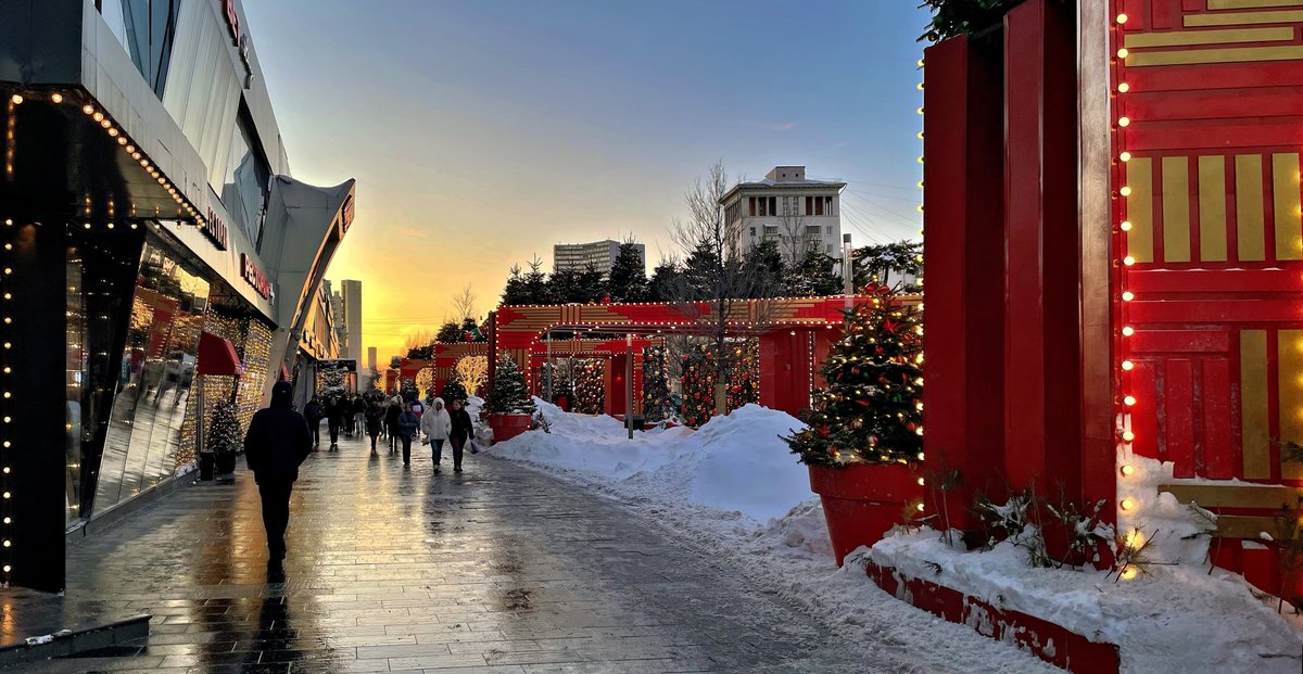 PEKHTography's tweet image. Wet stone underfoot, fire above, 
red walls breathing tinsel into the freeze — ✨ 
somewhere between the cold and the glow, 
the city forgot it wasn't a dream.
#WinterVibes #GoldenHour #CityAtSunset #ChristmasCity