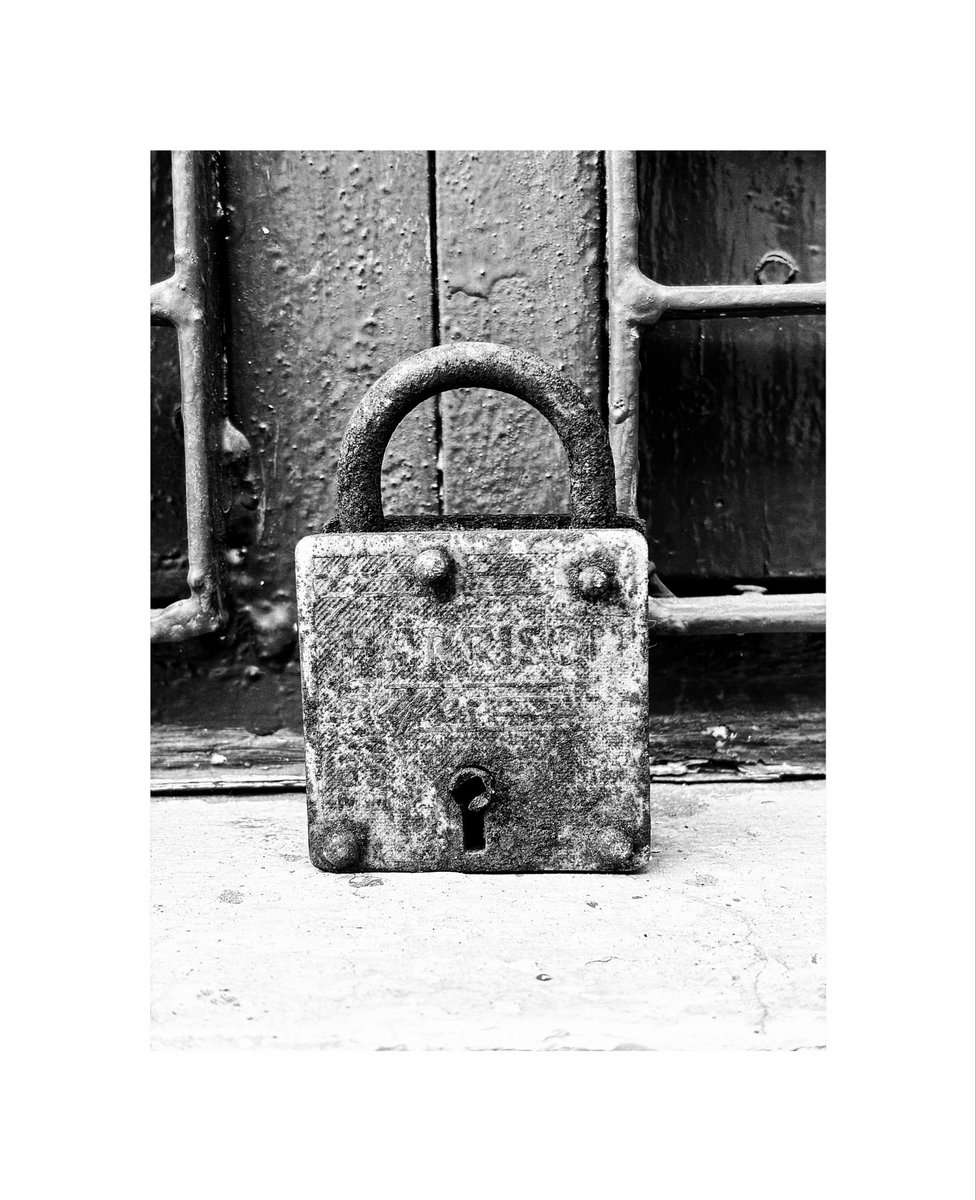 Imamit_24's tweet photo. Locked memories. Untold tales. 🔐

Every lock hides a story; every rust keeps a memory. https://t.co/p7A7Ic2viM