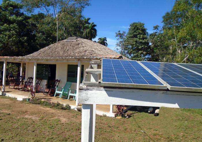 Granma_Digital's tweet photo. ⚡☀️✅| En marcha instalación de 5 000 sistemas fotovoltaicos donados por China.

↪️«Instalar un sistema de 2 kW en un centro vital municipal es la herramienta perfecta para proteger lo esencial, lo que en realidad se necesita para lograr la autonomía de ese municipio». https://t.co/xMo2gREnc4