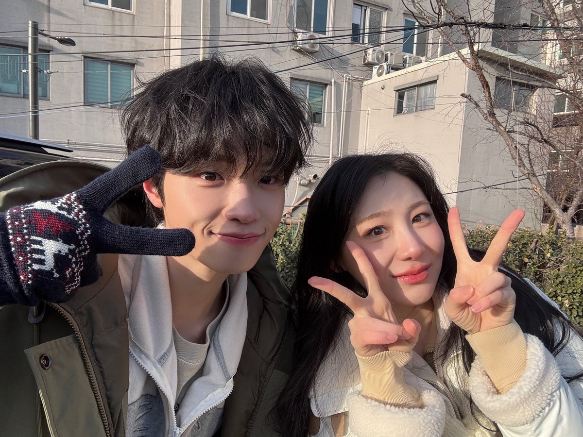 cc_chaeyeon2's tweet image. 왔다좌랑 함께📸

#이채연 #LEECHAEYEON #イチェヨン  
#캐릭캐릭채연이 #캐캐채 #손동표 #플로깅