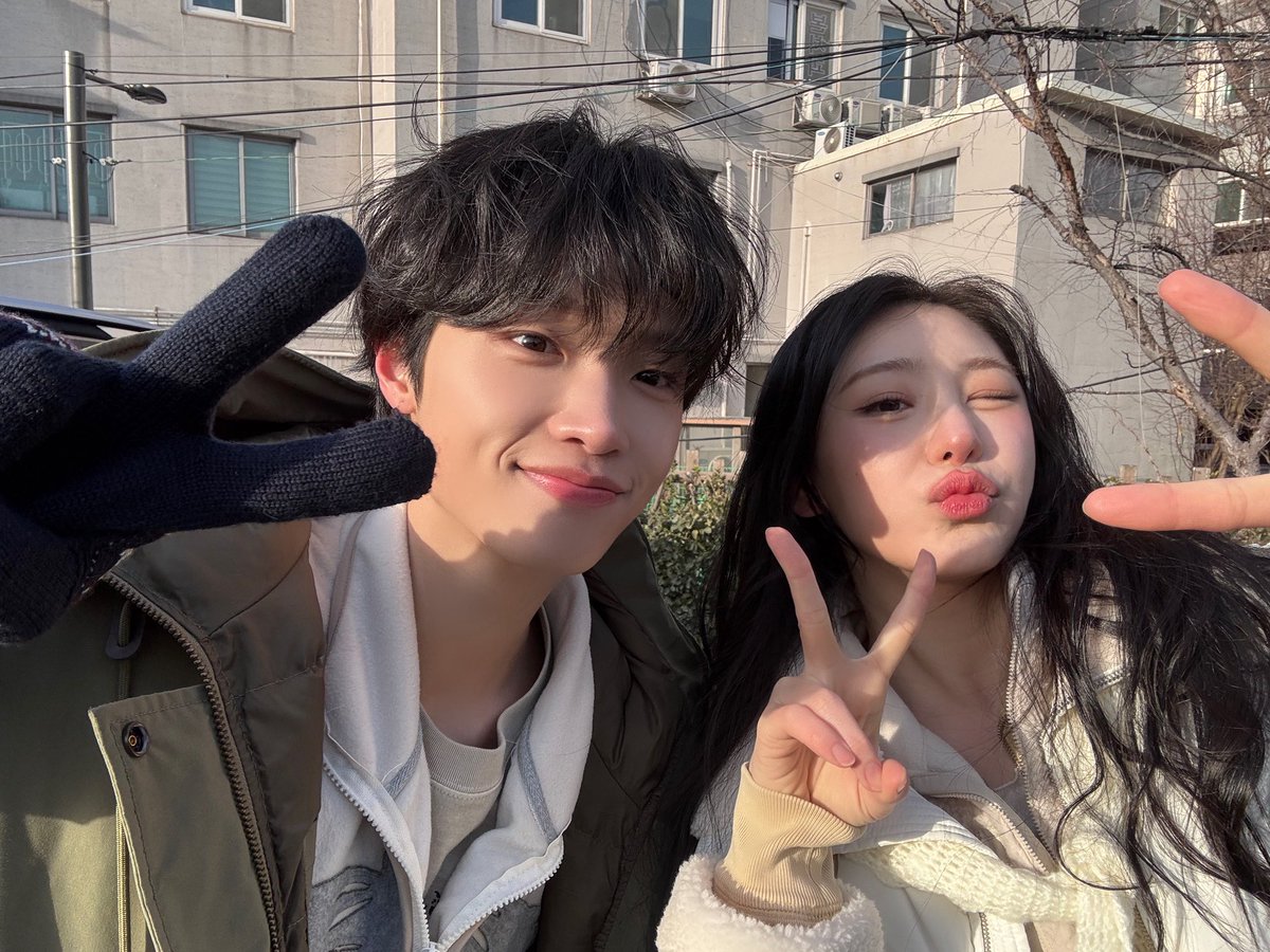 cc_chaeyeon2's tweet image. 왔다좌랑 함께📸

#이채연 #LEECHAEYEON #イチェヨン  
#캐릭캐릭채연이 #캐캐채 #손동표 #플로깅