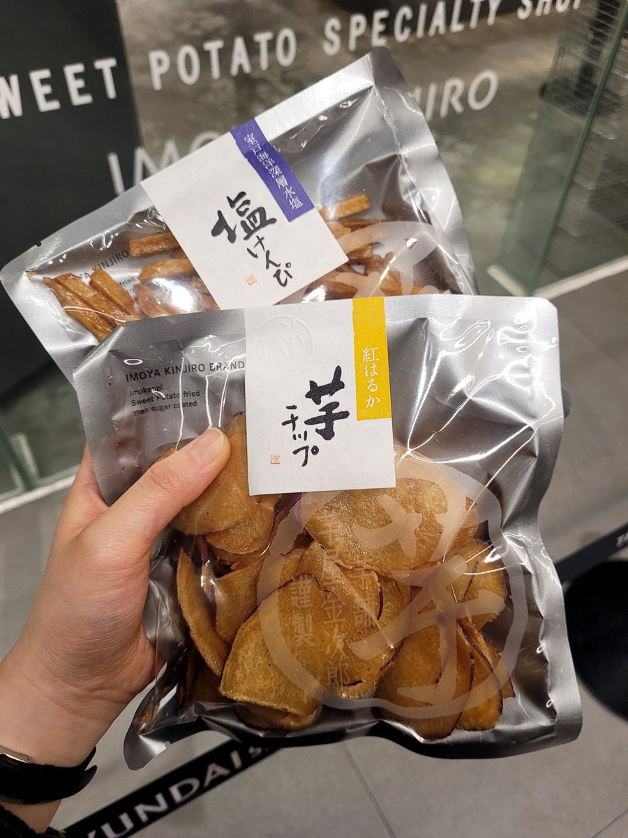 rootchelinguide's tweet photo. 📍더현대 이모야 킨지로
사람들 줄 서 있길래 검색해보니 후쿠오카 명물이란다. 고구마켄지. 갓구운건 늦게갔더니 없었음. 딱 고구마 얇게 썰어서 튀기고 꿀 바르면 이 맛남. 엄마가 옛날에 간식으로 자주해줬음. 맛은 있다. 5500원 나쁘지 않은 듯. 가족들 평이 좋다. 참고로 소금맛 전혀 안짜다 https://t.co/DeqgJ1iQLi