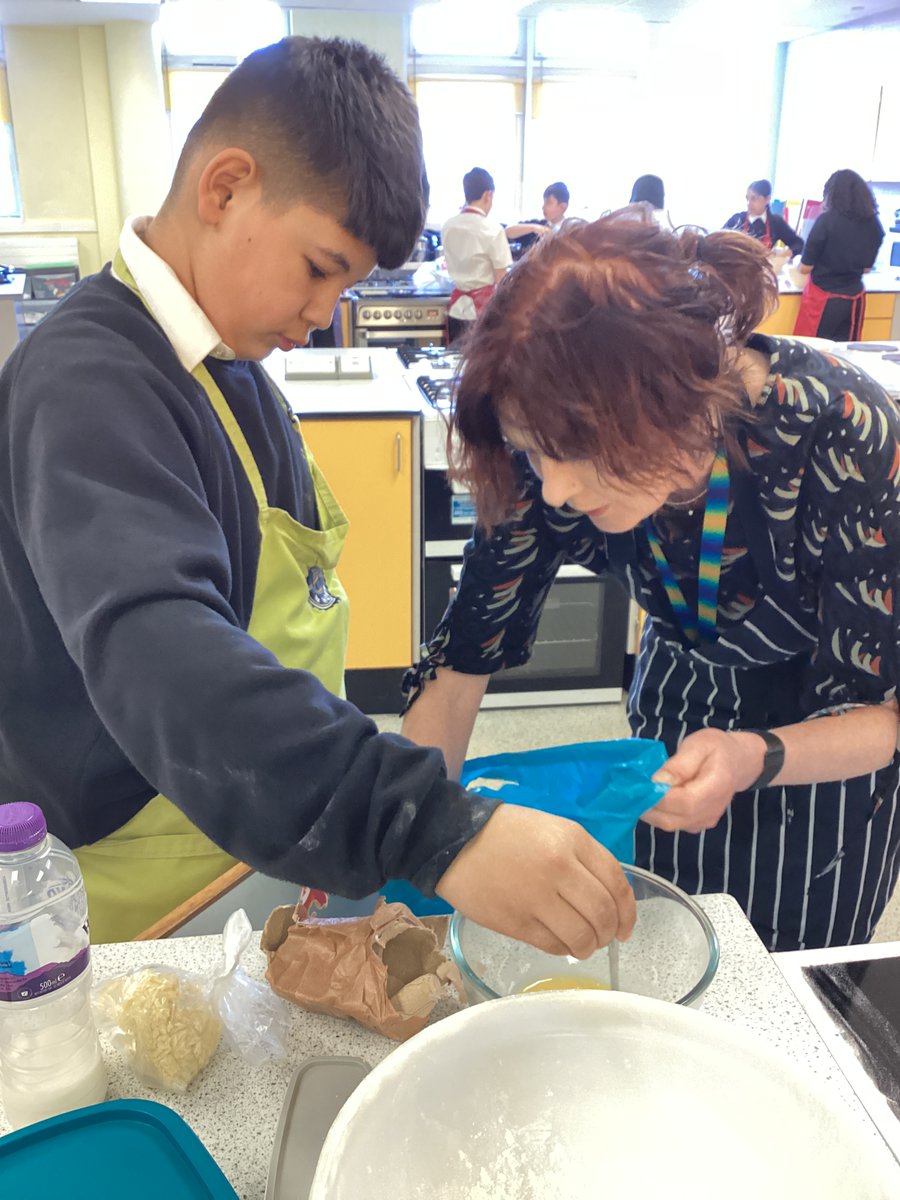 BeechwoodSchoo1's tweet image. Our Year 7 students proudly showcased their amazing (and delicious!) scones today 📷📷They did an incredible job. The smiles said it all! We’re so proud of their confidence, effort and teamwork.
Well done, Year 7! 
#Year7 #FoodTech #ProudMoment #FirstTimeCooking #BeechwoodSchool