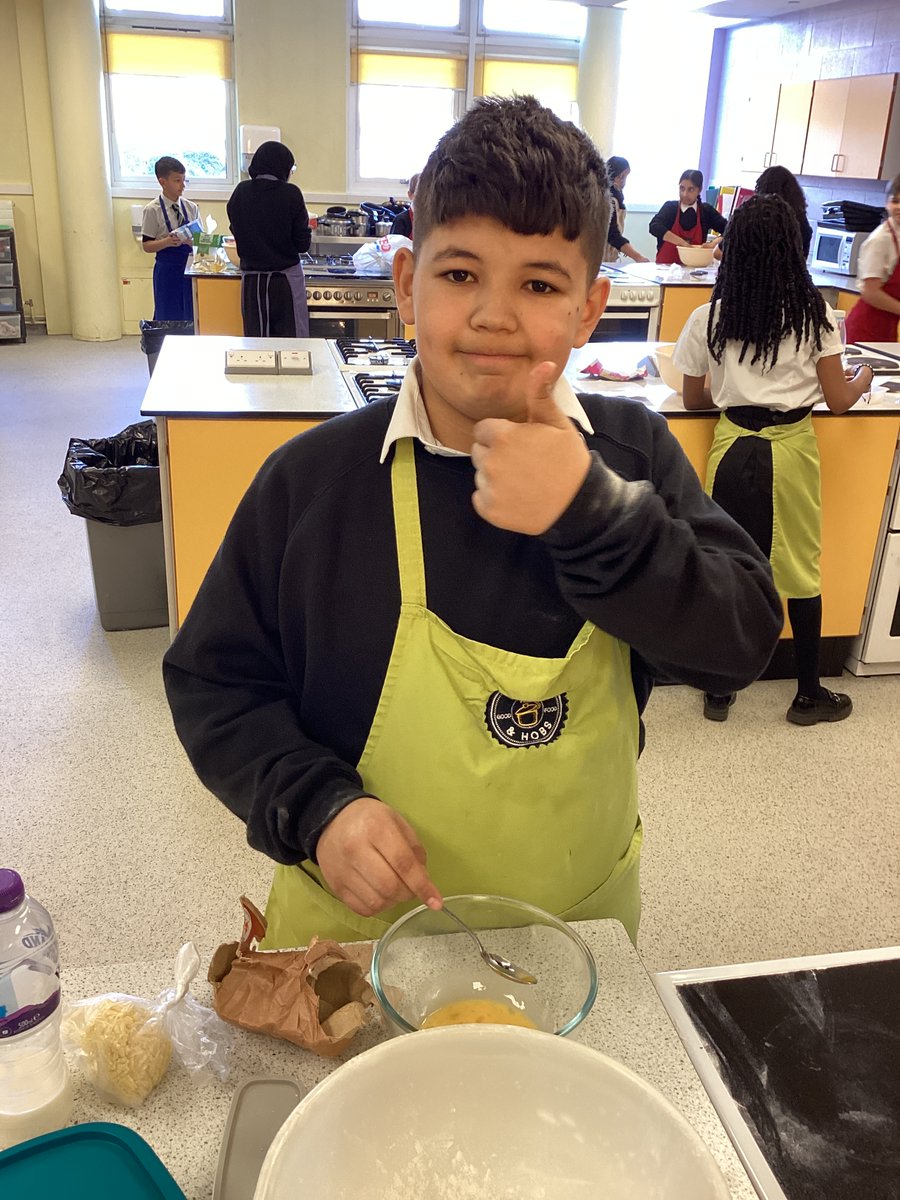 BeechwoodSchoo1's tweet image. Our Year 7 students proudly showcased their amazing (and delicious!) scones today 📷📷They did an incredible job. The smiles said it all! We’re so proud of their confidence, effort and teamwork.
Well done, Year 7! 
#Year7 #FoodTech #ProudMoment #FirstTimeCooking #BeechwoodSchool
