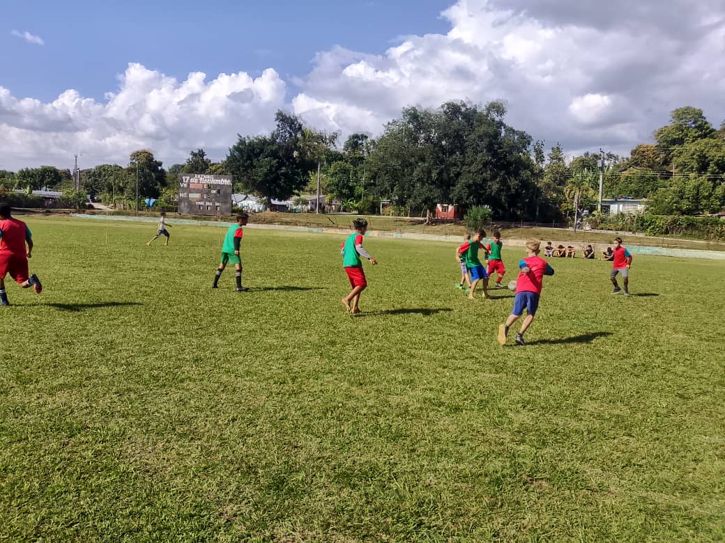 ⚽🔥 Entrenamiento de la categoría 10-11 años de fútbol, bajo la guía del Lic. Alexander Martínez, del combinado 17 de Noviembre. ¡Semillas del futuro deportivo! 🇨🇺👏
#InderBueyArriba #BueyArriba #ProvinciaGranma <a href="/BorgesOlivero/">Carlos Borges Oliveros</a> <a href="/CMontiller/">Osvaldo C. Vento Montiller</a> <a href="/DeporteBA78388/">Deporte para Todos Buey Arriba</a> <a href="/YudelkisOrtizB/">Yudelkis Ortiz Barceló</a>