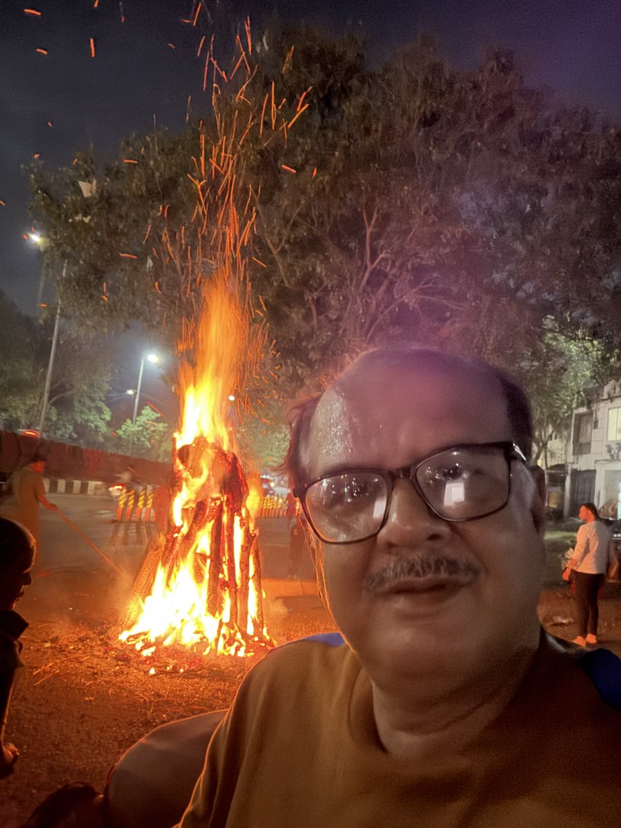 ranjeet015's tweet photo. On this Holika Dahan, let’s burn away ego, hatred, and negativity!!
May the fire of faith and goodness always triumph over evil. 🌺🌸🌼🌻💐🌷🌹🔥🌈
Jay Bihar!!
#X4Jsnsuraaj
#HolikaDahan #VictoryOfGood #FestivalOfFaith https://t.co/7vnnEPjzDd