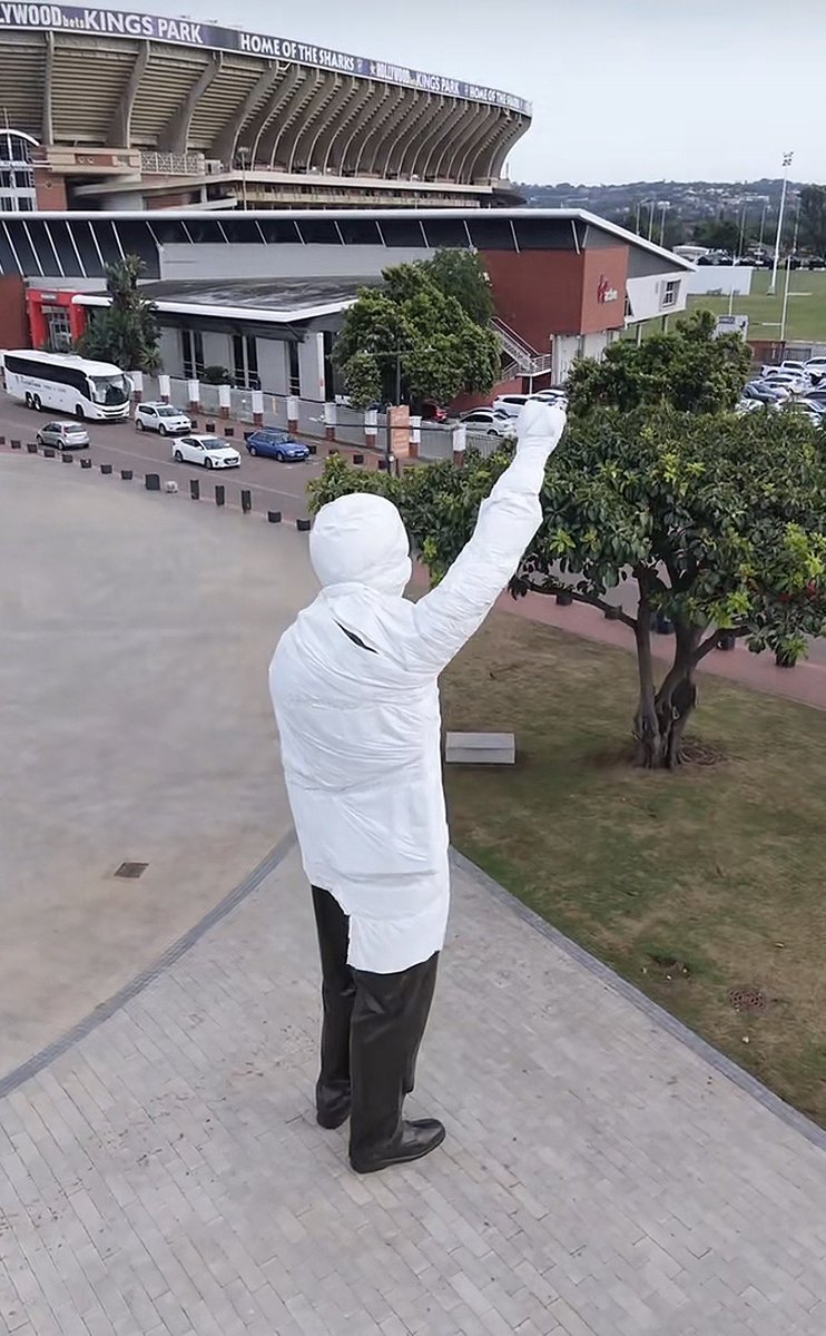 Man’s NOT Barry Roux tweet media