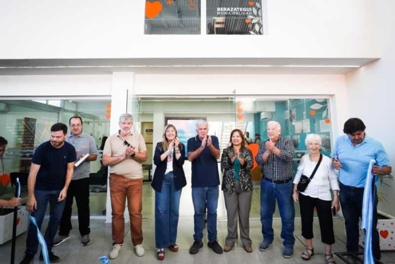 AgenciaComBA's tweet photo. ‼️Se inauguró una nueva dependencia del Registro Provincial de las Personas en Berazategui
https://t.co/B4lVqJlXq6
#AxelKicillof @CrisAlvarezRod #SilvinaOjeda #DNI #CarlosBalor #Berazategui #ComBA #Bapro #Pasaporte #AlvarezRodríguez @Kicillofok @BAProvincia https://t.co/JAk0Yk3qWG