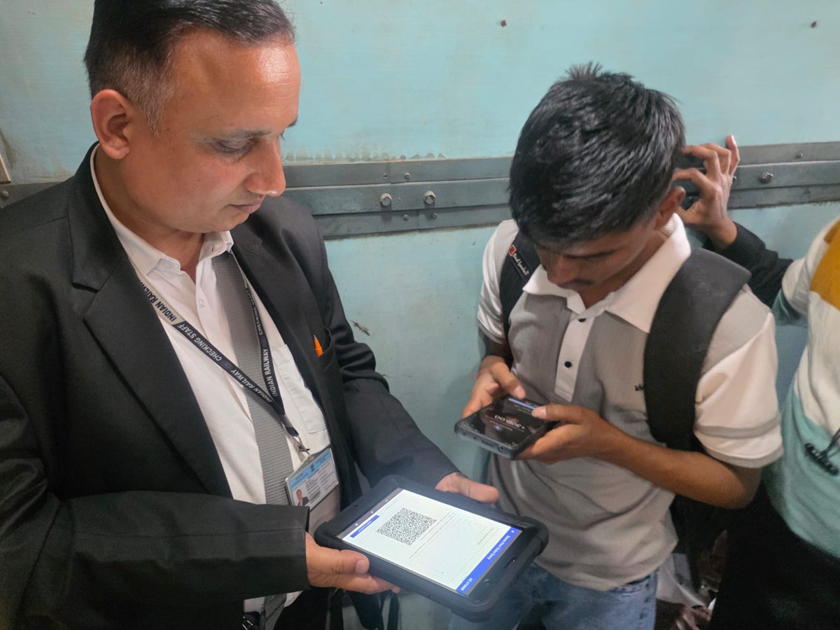 drm_lko's tweet photo. A special ticket checking drive is being conducted during the festive season on the #Lucknow–#Barabanki section. Passengers are requested to travel with valid tickets and follow railway rules. @RailwayNorthern @RailMinIndia #drmlko https://t.co/DXg5iFabzK