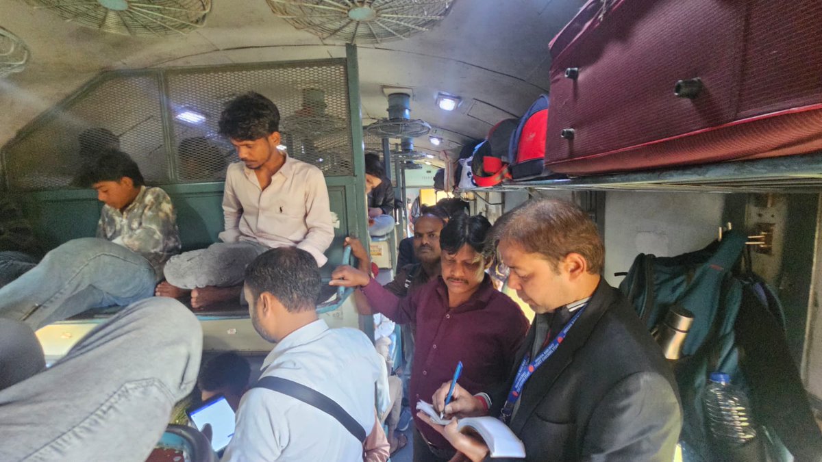 drm_lko's tweet photo. A special ticket checking drive is being conducted during the festive season on the #Lucknow–#Barabanki section. Passengers are requested to travel with valid tickets and follow railway rules. @RailwayNorthern @RailMinIndia #drmlko https://t.co/DXg5iFabzK