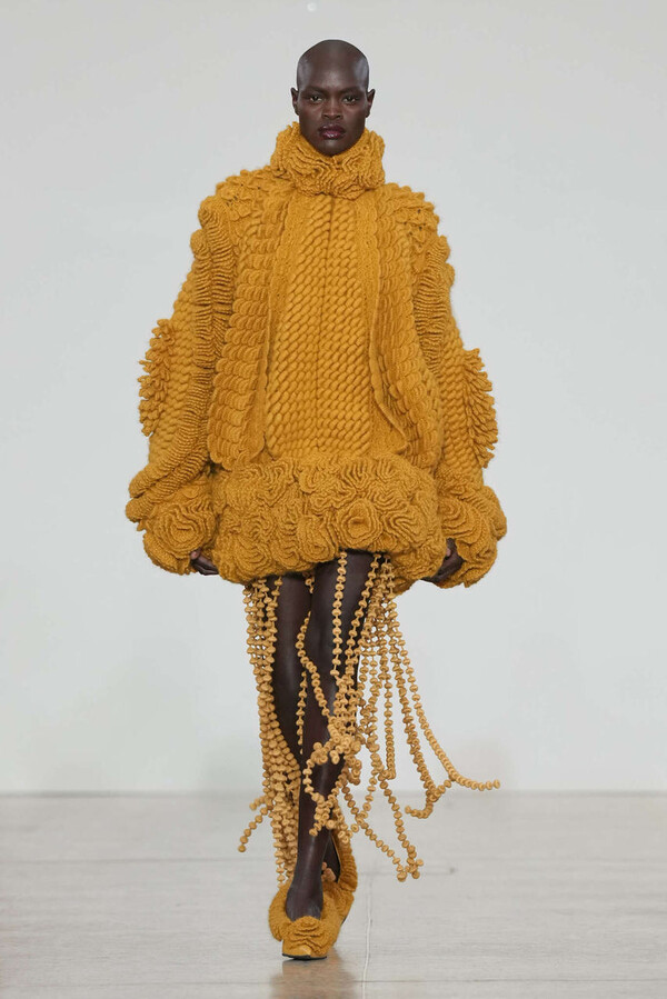 LaModeUnknown's tweet photo. The SCULPTURAL RUFFLE KNITS of ✨️J. Salinas✨️ Fall/Winter 2026.🪡 https://t.co/ZratYIp8fo