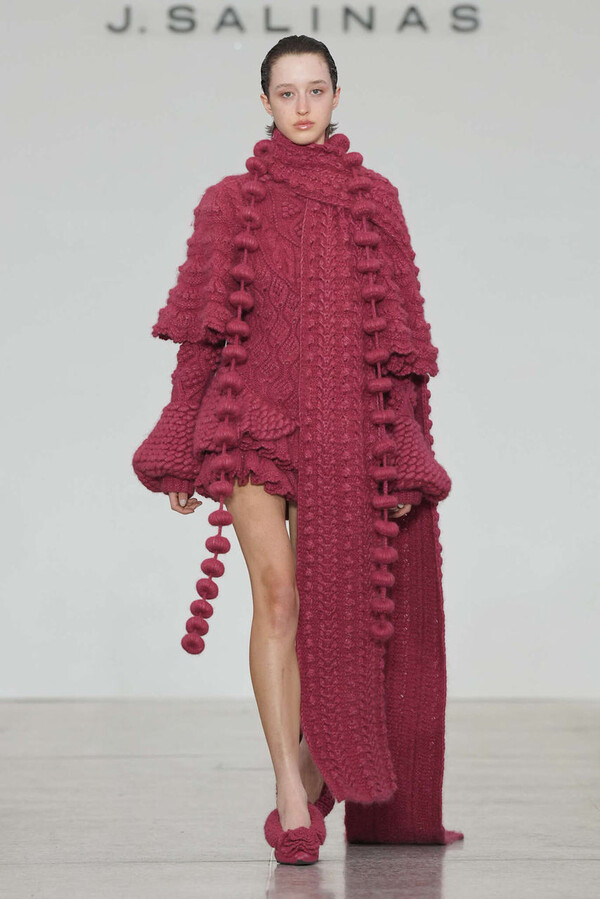 The SCULPTURAL RUFFLE KNITS of ✨️J. Salinas✨️ Fall/Winter 2026.🪡