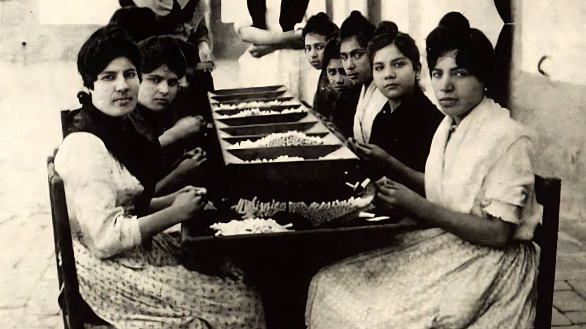 DocumentosRNE's tweet photo. ♀️ La tabacalera fue la primera industria feminizada de España. También, germen de movilizaciones por los derechos laborales.

💪 En este #8M te invitamos a escuchar "Cigarreras: alegría del pueblo y espanto de la autoridad", de @OlgaBaezaDanza.

📻 A las 16 h en @radio5_rne. https://t.co/pkkHvBree0
