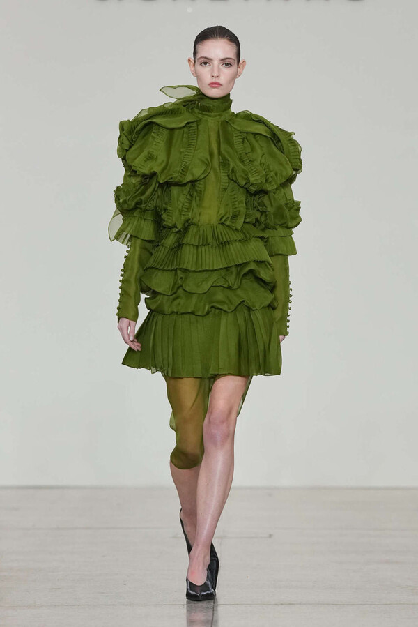 LaModeUnknown's tweet photo. The GREENS of ✨️J. Salinas✨️ Fall/Winter 2026.🪡 https://t.co/txxJVHhaVN