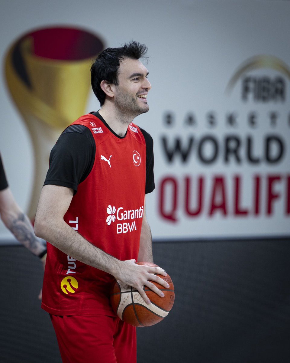 TBF's tweet image. FIBA 2027 Basketbol Dünya Kupası Elemeleri C Grubu’ndaki dördüncü maçında Turkcell Basketbol Gelişim Merkezi’nde Sırbistan‘ı ağırlayacak A Erkek Milli Takımımız bugün gerçekleştirdiği antrenmanla hazırlıklarını tamamladı. 

#BizBirlikteyiz

#FIBAWC x #StepItUpTürkiye