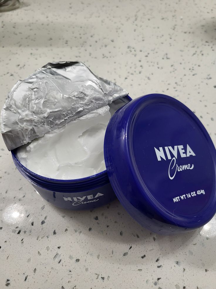 soi_anormal's tweet photo. Gente, no compren estos yogurt de Nivea saben malísimo 🤮 https://t.co/d3YOQ0RN6i