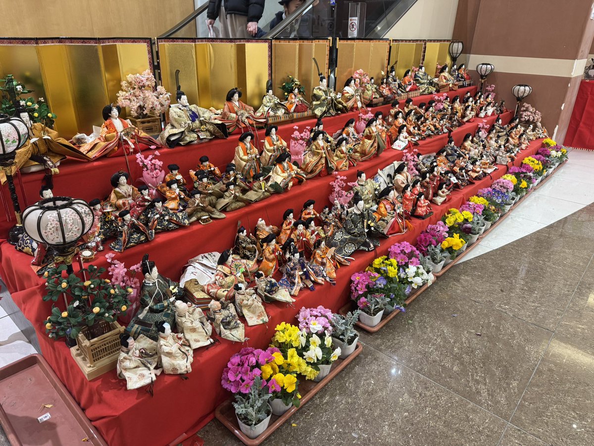 高崎線が人身事故のため鴻巣駅で降ろされたんだけど、ひな祭りに全力投球しすぎて怖かった…