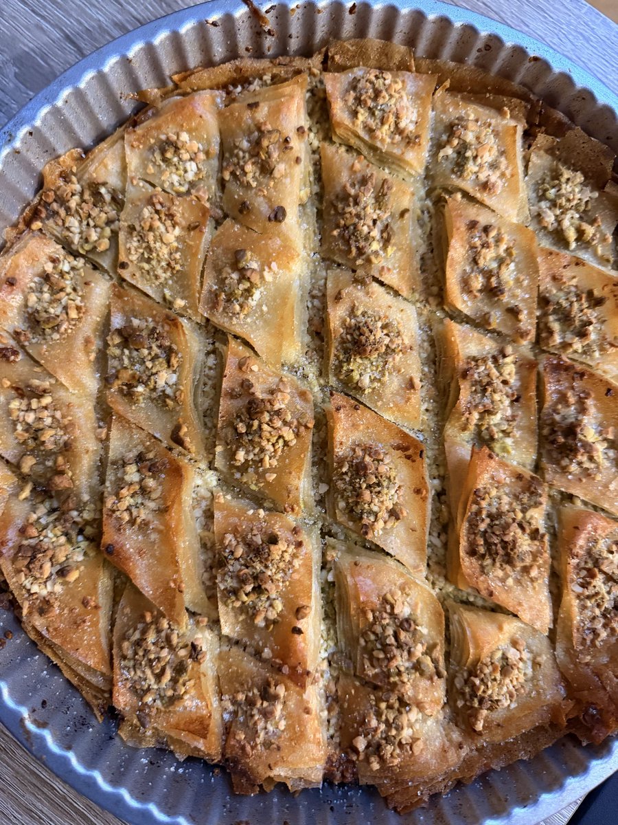 Ouainedy's tweet photo. À force d’entendre parler du Moyen-Orient, de Dubaï au Koweït… j’ai juste eu envie de préparer mon premier baklawa.  Vous en pensez quoi ??? https://t.co/azFJw5ncPc