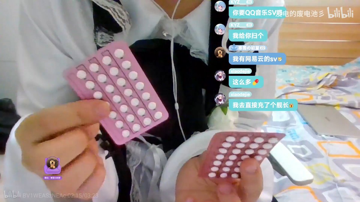 isStorine's tweet photo. 图片是我在直播，当时我爸就在我门口。看到之后进来问我，你刚刚拿的那个纷纷嫩嫩的小药丸是什么。我：“这是一会要用到的妙妙工具”
#mtf https://t.co/LeKyKntCGc