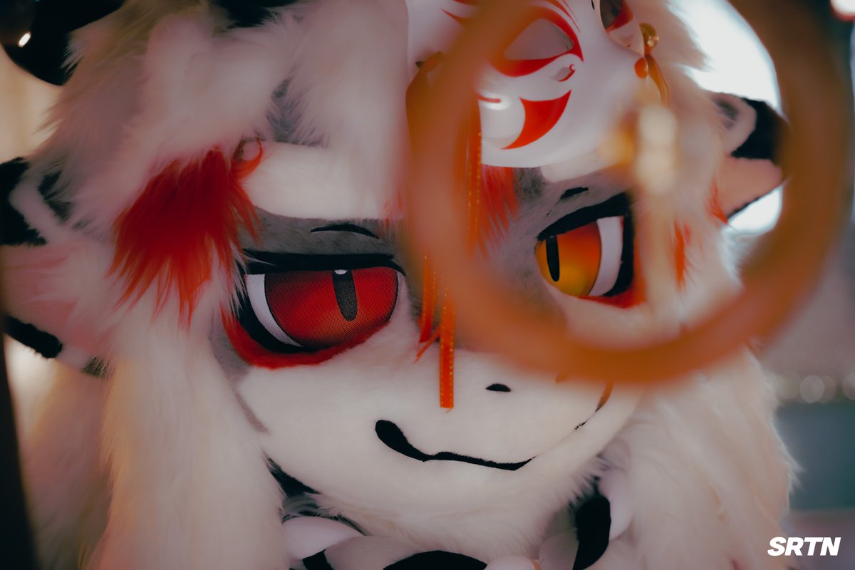 너와 눈을 맞추면 그토록 알고 싶던 너의 속마음도 맞출 수 있게 되지 않을까 싶어서

📸: <a href="/zumk_work/">zumk.work</a> 
#FursuitEveryday