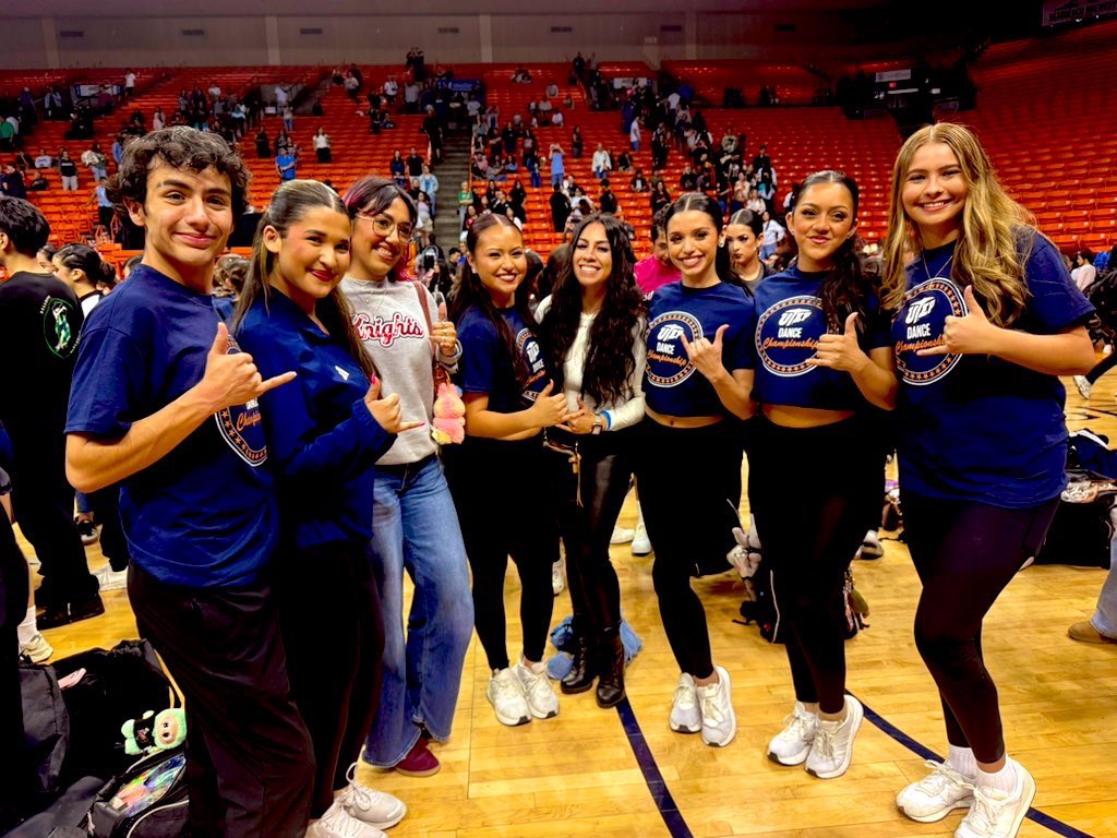 KristalNance's tweet photo. 🤍🖤Silhouette Alumni 🧡💙 Proud of you all! https://t.co/GA1sZ51HdY