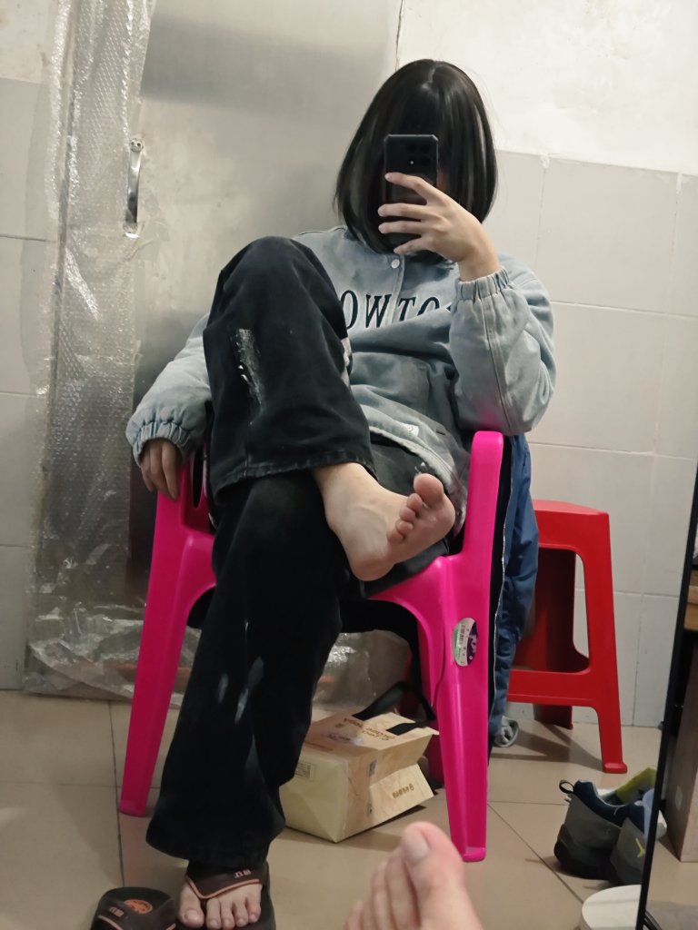 #伪娘 #femboy
脚底痒了，让我踩踩