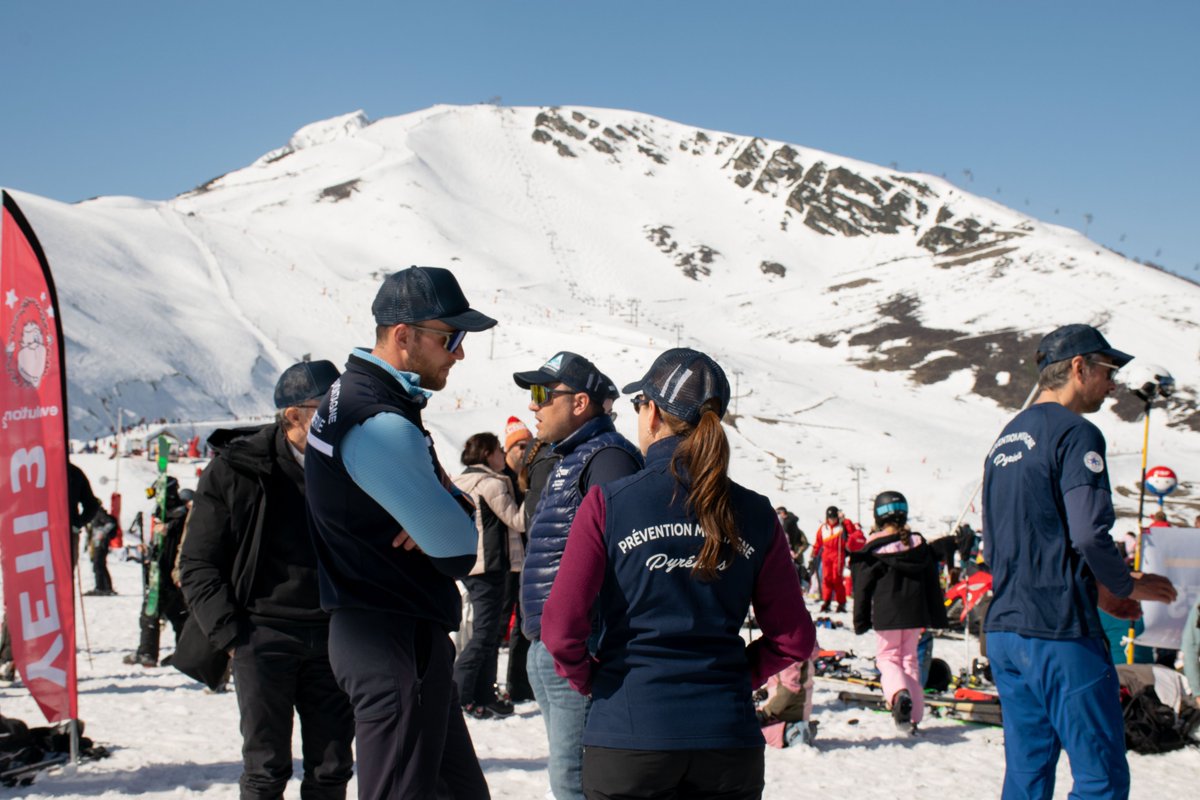 Prefet65's tweet photo. #VotreSécurité 🏔️ | Opération de prévention sur les risques liés à la pratique d’activités de montagne à la station de Saint-Lary.
La #DC65 était présente aux côtés du @departementhapy, de la #CRSPyrénées et du #PGHM65. https://t.co/hGs5MB4paA