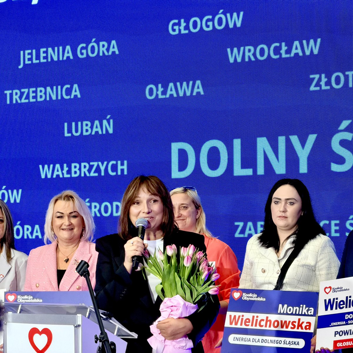 MWielichowska's tweet photo. Wasza obecność, energia i zaangażowanie pokazują, że Koalicja Obywatelska na Dolnym Śląsku to wspólnota ludzi, którzy wierzą w odpowiedzialność, samorządność i nowoczesną Polskę.
Szczególnie dziękuję wszystkim działaczkom i działaczom z Regionu – Wasza codzienna praca jest fundamentem naszego sukcesu. Dziękuję za rozmowy, wsparcie i zaufanie, które dodają mi siły w tej kampanii.
Kandyduję na przewodniczącą dolnośląskiej Koalicji Obywatelskiej, bo wierzę, że możemy jeszcze mocniej zintegrować nasze środowisko, otworzyć się na nowe osoby i skuteczniej odpowiadać na wyzwania, przed którymi stoi nasz Region. Chcę, aby Dolny Śląsk był przykładem współpracy, dialogu i realnej sprawczości.
Dziś każdą z Was i każdego z Was proszę o głos i o wsparcie. Razem możemy zbudować silną, zjednoczoną strukturę, która będzie skutecznie reprezentować mieszkańców naszego województwa i wygrywać kolejne wybory.
Liczę na Wasze zaufanie. Waszą energię i działanie. Tylko wspólnie wygramy tę przyszłość.
Dziękuję ❤️

Monika Wielichowska 
kandydatka na przewodniczącą dolnośląskiej Koalicji Obywatelskiej

#wielichowskakonkretnie #wicemarszałeksejmurp #MonikaWielichowska #polityka #wyboryKO #energiadlaDolnegoŚląska #DolnyŚląsk