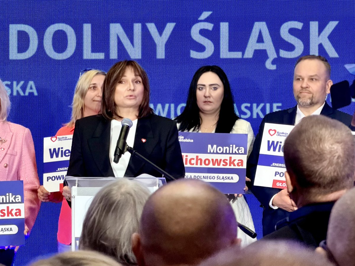 MWielichowska's tweet photo. Wasza obecność, energia i zaangażowanie pokazują, że Koalicja Obywatelska na Dolnym Śląsku to wspólnota ludzi, którzy wierzą w odpowiedzialność, samorządność i nowoczesną Polskę.
Szczególnie dziękuję wszystkim działaczkom i działaczom z Regionu – Wasza codzienna praca jest fundamentem naszego sukcesu. Dziękuję za rozmowy, wsparcie i zaufanie, które dodają mi siły w tej kampanii.
Kandyduję na przewodniczącą dolnośląskiej Koalicji Obywatelskiej, bo wierzę, że możemy jeszcze mocniej zintegrować nasze środowisko, otworzyć się na nowe osoby i skuteczniej odpowiadać na wyzwania, przed którymi stoi nasz Region. Chcę, aby Dolny Śląsk był przykładem współpracy, dialogu i realnej sprawczości.
Dziś każdą z Was i każdego z Was proszę o głos i o wsparcie. Razem możemy zbudować silną, zjednoczoną strukturę, która będzie skutecznie reprezentować mieszkańców naszego województwa i wygrywać kolejne wybory.
Liczę na Wasze zaufanie. Waszą energię i działanie. Tylko wspólnie wygramy tę przyszłość.
Dziękuję ❤️

Monika Wielichowska 
kandydatka na przewodniczącą dolnośląskiej Koalicji Obywatelskiej

#wielichowskakonkretnie #wicemarszałeksejmurp #MonikaWielichowska #polityka #wyboryKO #energiadlaDolnegoŚląska #DolnyŚląsk