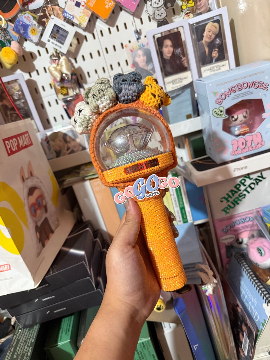 gogogocartz's tweet photo. Interest Check ✨

Caratbong Ver. 3 (CBV3)

Used twice (Right Here Day 1 &amp; 2).
Customized with removable crystals — can easily be restored to its original look.
Protected with skin wrap underneath, so no residue.
Fully functional and syncs perfectly during concerts.

Inclusion
⬇️ https://t.co/5xOI4LUuXE