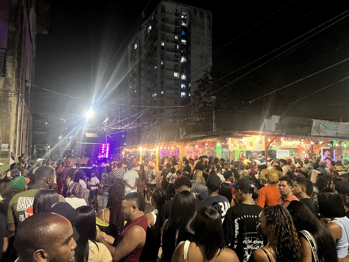 frobinsonpty's tweet photo. LO QUE NO ME GUSTÓ EN COLÓN
Sabores de Colón avivó el Casco de Colón y mientras muchos te cuentan lo pretty que estuvo el festival, yo te cuento lo que viví en el Tour en las sedes de las Comparsas.
Te cuento con los Chavalos del Vaticano, Calle 8 y Meléndez. Brinqué comparsa riquísimo con ustedes; me di duro, boli y paleta. Con ustedes hay una vibra mágica; allí no se parquea, se f*cking’ salta y se dieron durísimo con la pirotecnia.
Como siempre, es un placer gozar con Los Campesinos, que tienen un espacio en mi corazón siempre. Fue multitud: mucha gente, artistas, DJ, tarima y la unidad móvil enorme; no dejaron nada para nadie.
Este año descubrí una comparsa nueva en Colón: Los Rumberos de Arco Iris. ¡Qué energía tienen! Sus canciones, sus puyas, cómo cantan desde el corazón… los amé con locura.
A los Soneros del Bamboo: cuando llegué ya habían terminado las comparsas, pero desde Calle 4ta, cuando estaba con los Campe, vi sus fuegos y me sentí que estaba en Las Tablas. Ustedes abusaron; eso se veía bien sweet.
Todo el que me conoce sabe que yo amo brincar comparsa, y ayer en Colón se me erizó la piel cuando llegué a la central y vi gente vendiendo comida, las calles con movimiento que me recordó toda mi infancia en Colón, cuando recorríamos las comparsas caminando sus calles. 
Y si llegaste hasta aquí es porque pensaste que iba hablar mal de Colón, pues no, era solo para llamar tu atención. 
¡Qué buena vaina Colón!