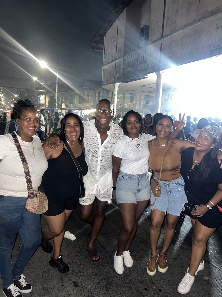 frobinsonpty's tweet photo. LO QUE NO ME GUSTÓ EN COLÓN
Sabores de Colón avivó el Casco de Colón y mientras muchos te cuentan lo pretty que estuvo el festival, yo te cuento lo que viví en el Tour en las sedes de las Comparsas.
Te cuento con los Chavalos del Vaticano, Calle 8 y Meléndez. Brinqué comparsa riquísimo con ustedes; me di duro, boli y paleta. Con ustedes hay una vibra mágica; allí no se parquea, se f*cking’ salta y se dieron durísimo con la pirotecnia.
Como siempre, es un placer gozar con Los Campesinos, que tienen un espacio en mi corazón siempre. Fue multitud: mucha gente, artistas, DJ, tarima y la unidad móvil enorme; no dejaron nada para nadie.
Este año descubrí una comparsa nueva en Colón: Los Rumberos de Arco Iris. ¡Qué energía tienen! Sus canciones, sus puyas, cómo cantan desde el corazón… los amé con locura.
A los Soneros del Bamboo: cuando llegué ya habían terminado las comparsas, pero desde Calle 4ta, cuando estaba con los Campe, vi sus fuegos y me sentí que estaba en Las Tablas. Ustedes abusaron; eso se veía bien sweet.
Todo el que me conoce sabe que yo amo brincar comparsa, y ayer en Colón se me erizó la piel cuando llegué a la central y vi gente vendiendo comida, las calles con movimiento que me recordó toda mi infancia en Colón, cuando recorríamos las comparsas caminando sus calles. 
Y si llegaste hasta aquí es porque pensaste que iba hablar mal de Colón, pues no, era solo para llamar tu atención. 
¡Qué buena vaina Colón!