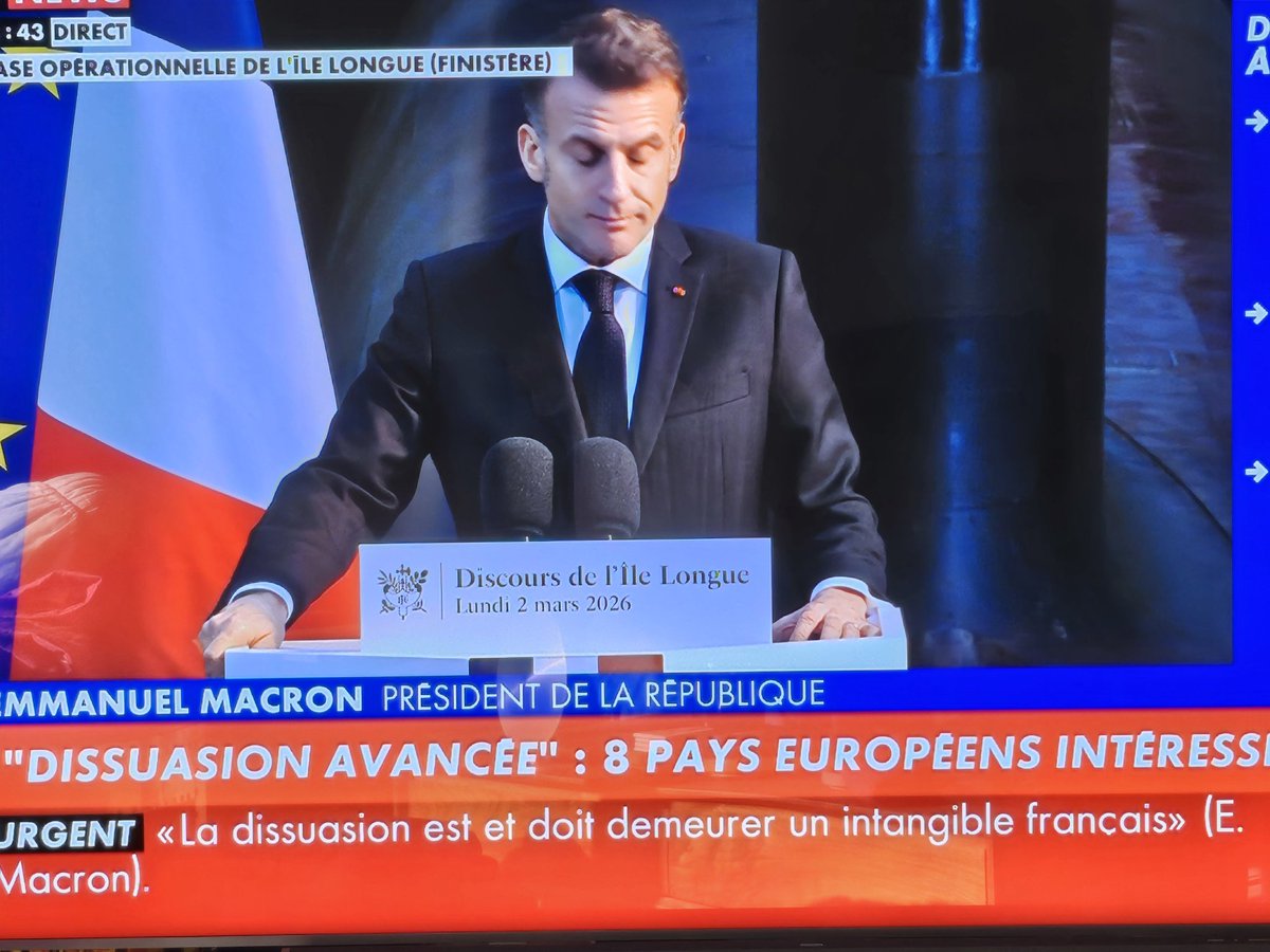 MrBarbouille's tweet photo. 🚨ALERTE TRAÎTRE🚨

Cet homme brade 60 ans de souveraineté de la France.

La dissuasion nucléaire française n'appartient ni a Macron, ni aux pays européens !

ELLE APPARTIENT AUX FRANÇAIS ! https://t.co/bLmucyfS5p