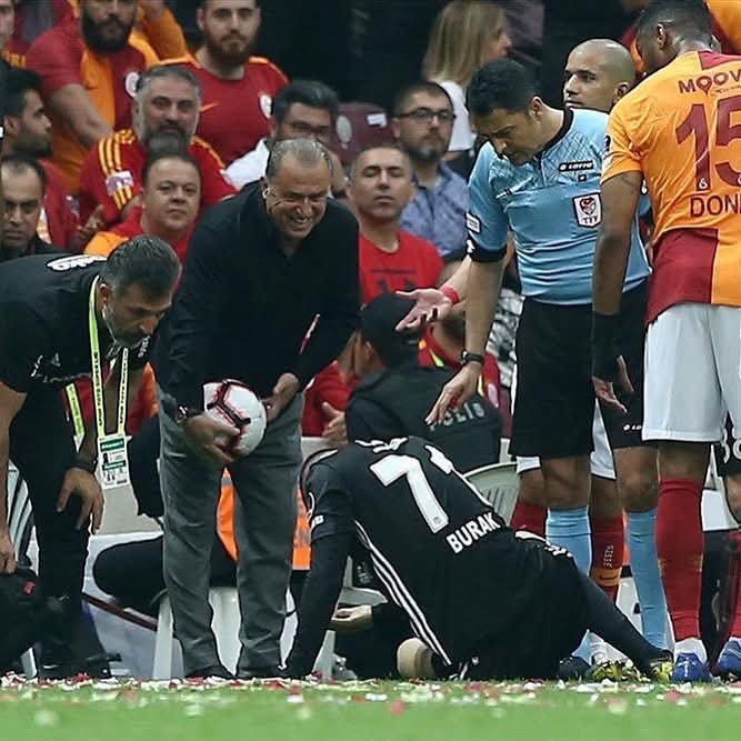 Şampiyonluğumuzun çalındığı bu gülüşü, bu haksızlığı unutmadık.

Hafızalar pırıl pırıl, hiçbir şeyi yutmadık