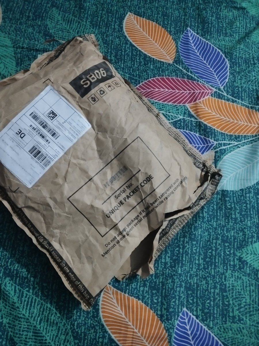 Suraj34850103's tweet photo. @delhivery @SheinIndia Today my parcel delivered but items missing in my order and delivery boy told me that after taking otp that parcel is opened and when i checked by items i found that one item is missing , the third item in the image was missing https://t.co/P4yxrsU5tR