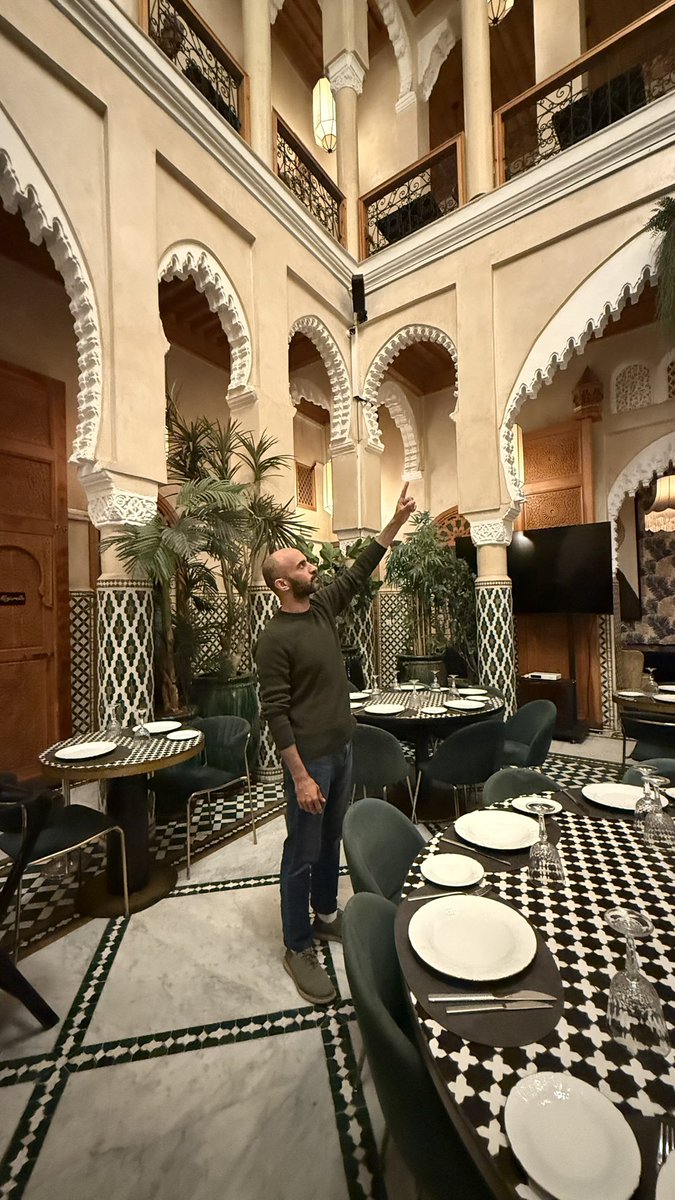 ahmed_ALzunidi's tweet photo. العمارة المغربية ليست مجرد طراز،
بل تاريخٌ يمتد لأكثر من ألف عام،
وهويةٌ واضحة لا تختلط بغيرها.

قامت على هندسة دقيقة تعطي المكان توازنًا وراحة،
وجمعت بين الفخامة والخصوصية؛
بساطة في الخارج، وثراء وجمال في الداخل.

ما يميز العمارة المغربية – خصوصًا الرياض المغربي:
•فناء داخلي يتوسط البيت ويمنح خصوصية كاملة.
•نافورة أو حديقة صغيرة تعطي هدوءًا وانتعاشًا.
•زخارف الزليج والنقوش الجبسية المتقنة.
•استخدام الضوء الطبيعي بشكل ذكي.
•اعتماد الأبيض والخامات الطبيعية لإبراز التفاصيل.

هي عمارة تُشعرُك بالسكينة قبل أن تُبهرك بالجمال،
ولهذا بقيت مميزة… رغم مرور القرون