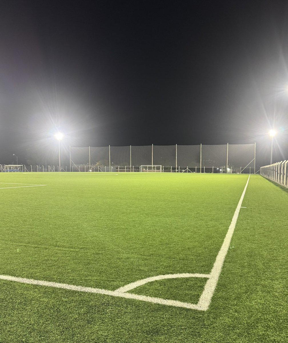 📢 Aprovecho para hacer la publicidad:

Se alquila la cancha para fútbol 11, césped sintético de primer nivel y con una iluminación excelente.