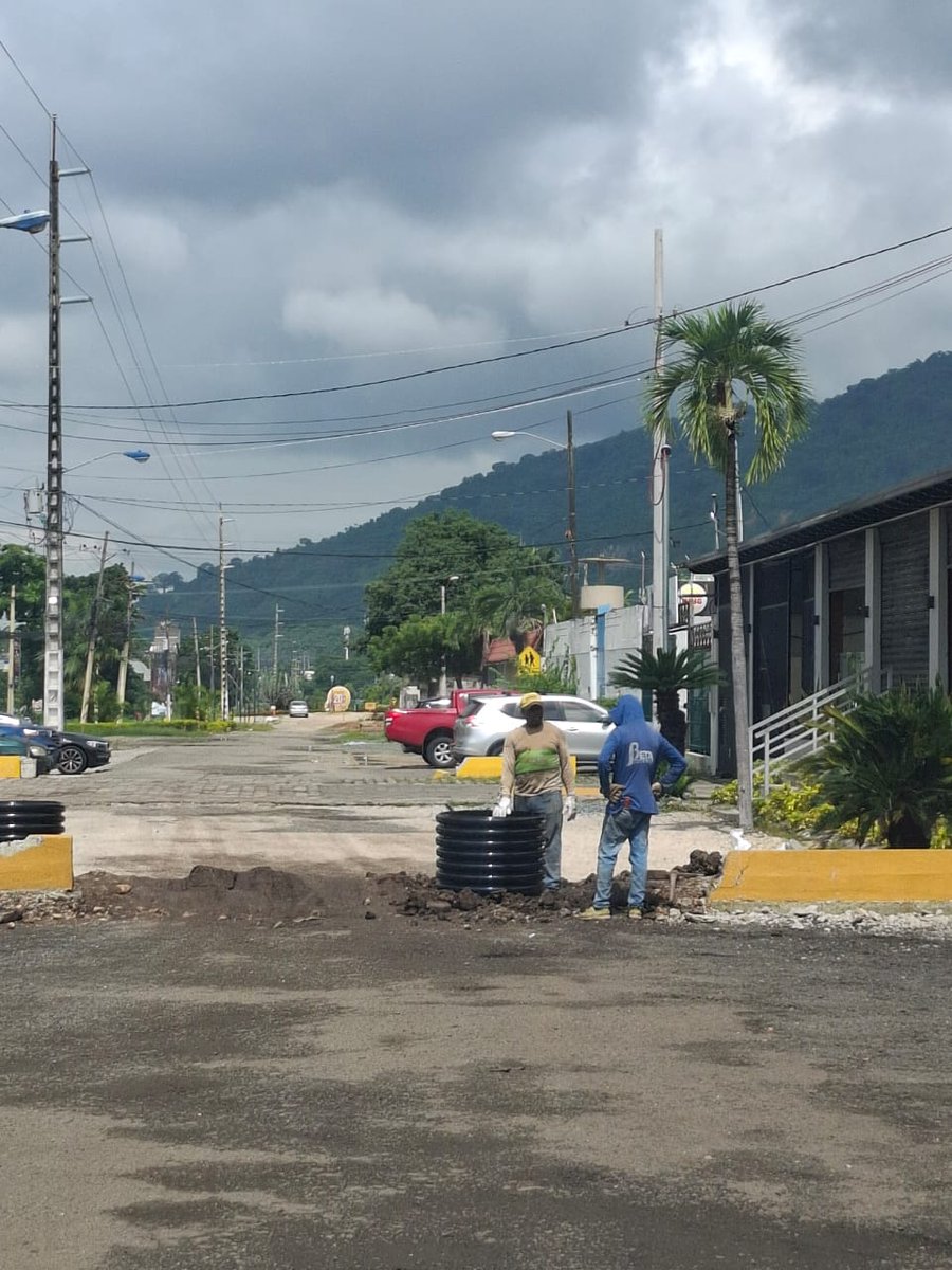 lemcosa's tweet photo. @Vialacostagye @alcaldiagye @ATM_Transito @ObraMunicipal @181responde Buen día, a la altura del restaurante Parrillada del Sol, via a la Costa Km 10.5, están bloqueando la vía interna colocando bloques de hormigón y maceteros, impidienndo la libre circulación vehicualr y peatonal https://t.co/IpnQAV8hkS